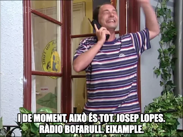 El Lopes parlant per telèfon des d'una finestra, amb el subtítol «I de moment, això és tot. Josep Lopes. Ràdio Bofarull. Eixample.»